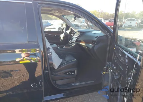 2017 Cadillac Escalade Luxury z USA, uszkodzony, nr VIN 1GYS4BKJ6HR182741